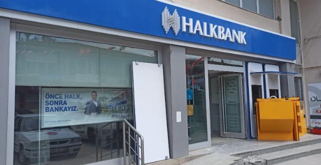 Halk Bankası Gümüşhacıköy Şubesi yenileme çalışmaları sebebiyle geçici olarak taşındı.