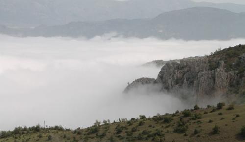 Amasya’da sabah saatlerinde oluşan sis adeta bir denizi andırdı. Amasya’nın bin 68 rakımlı Ermiş Köyünden Amasya’ya bakıldığında eşsiz güzellikte oluşan sis denizi adeta büyüledi.